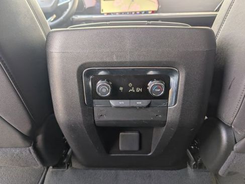 Used 2025 Chevrolet Suburban Z71 image 26