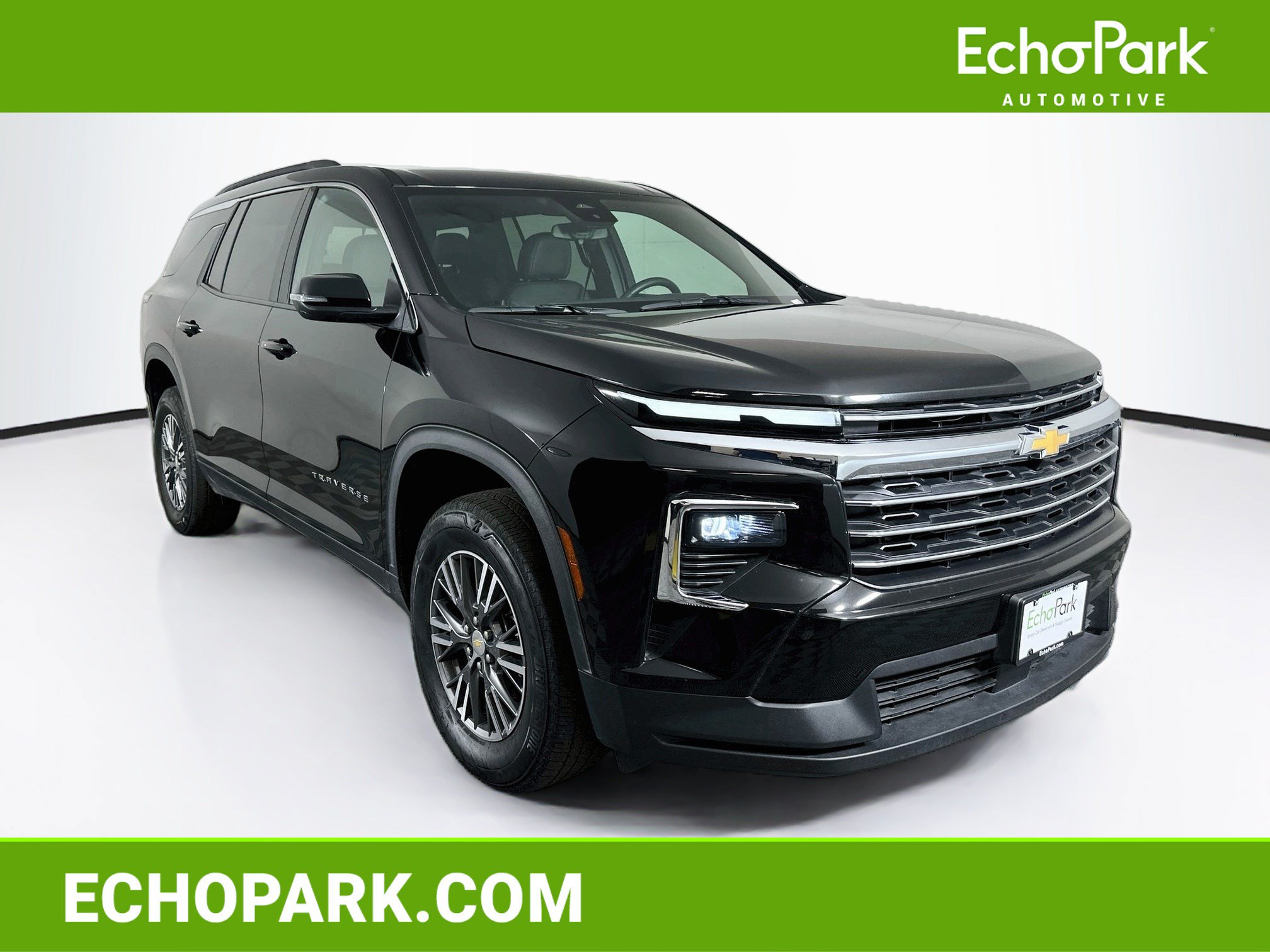 Used 2025 Chevrolet Traverse LT FWD image 1