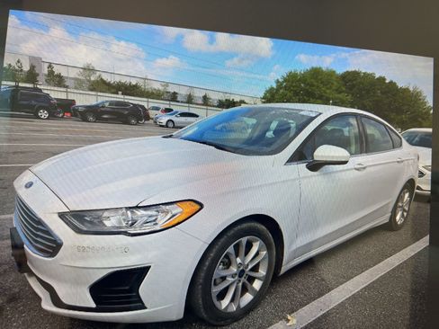 Used 2020 Ford Fusion SE image 1