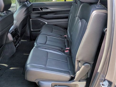 Used 2023 Jeep Wagoneer L Series II image 18