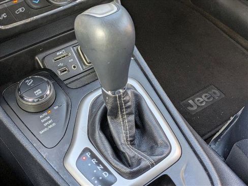 Used 2016 Jeep Cherokee Limited w/ Luxury Group image 12