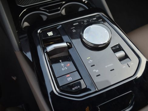 Used 2025 BMW 530i xDrive w/ Premium Package image 24