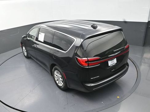 Used 2023 Chrysler Pacifica Touring-L FWD image 15