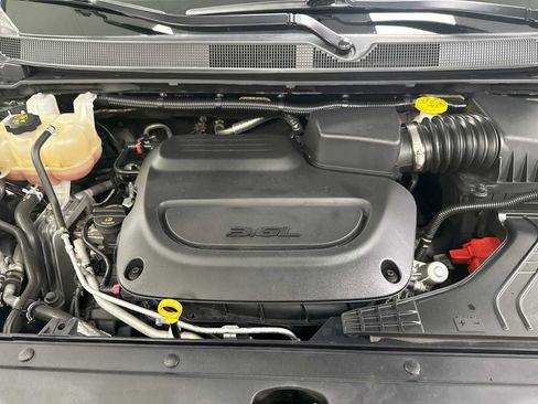 Used 2022 Chrysler Pacifica Touring-L FWD image 17