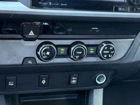 Used 2016 Toyota Tacoma TRD Sport w/ Towing Package image 19