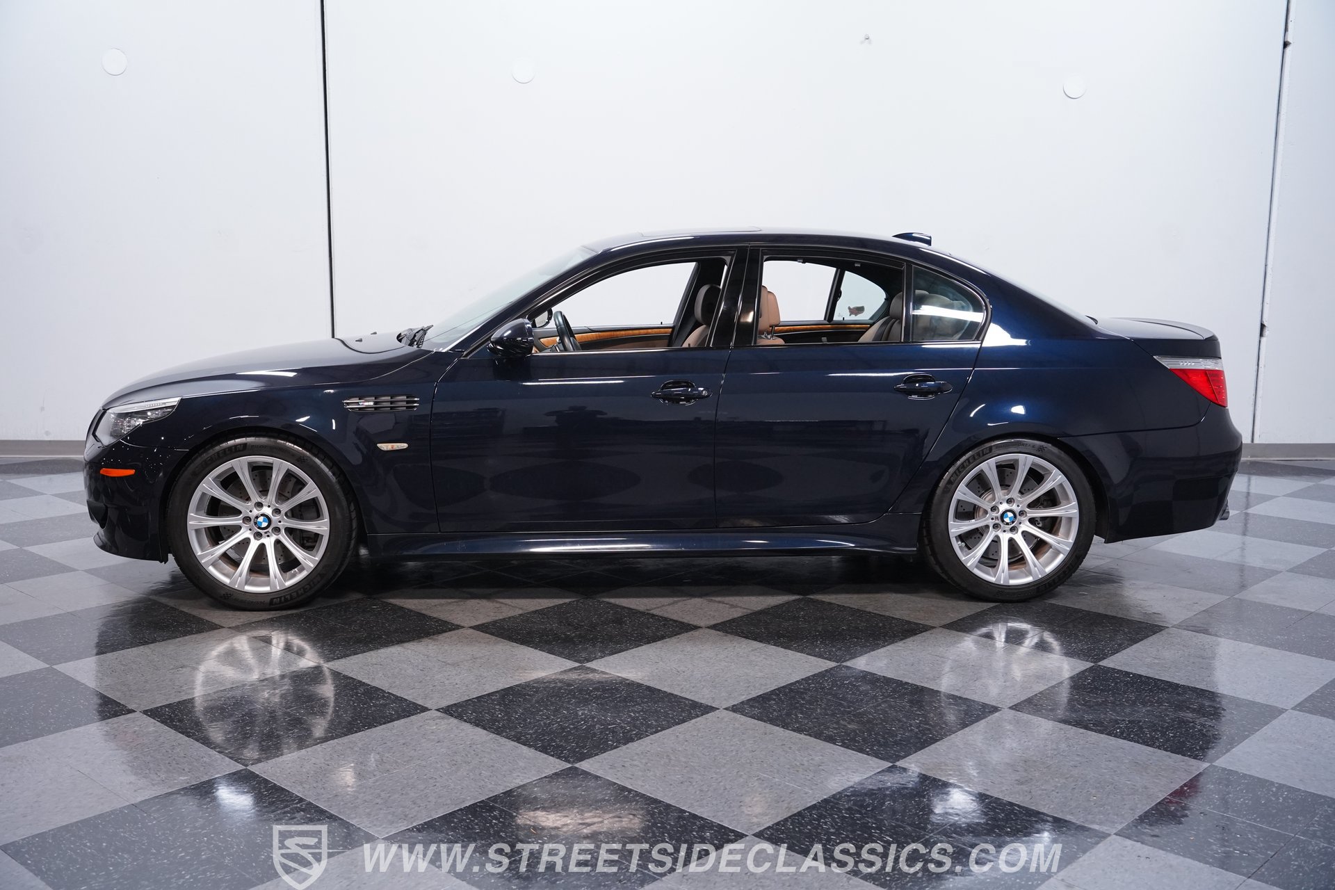 Used 2010 BMW M5 RWD image 2