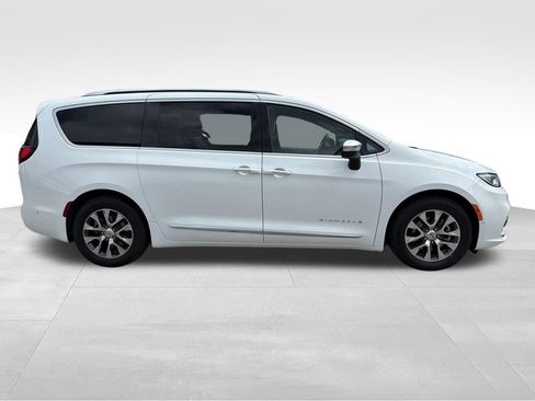 Used 2023 Chrysler Pacifica Pinnacle FWD image 8