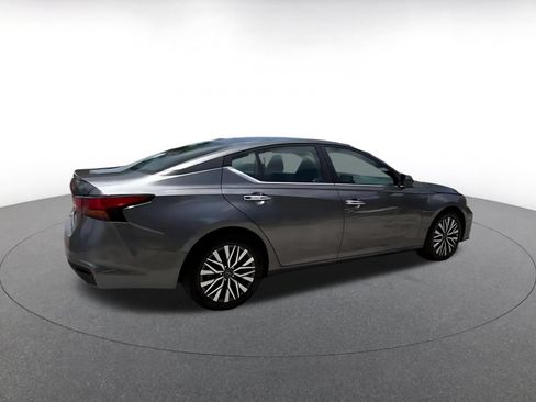Used 2025 Nissan Altima 2.5 SV FWD image 14