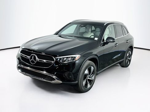 Used 2024 Mercedes-Benz GLC 300 4MATIC image 3
