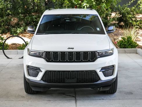 Used 2023 Jeep Grand Cherokee Altitude AWD/4WD image 2