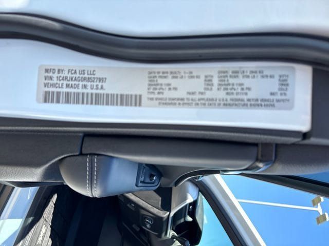 Used 2024 Jeep Grand Cherokee L Altitude AWD/4WD image 32