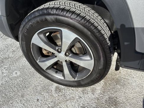 Used 2019 Jeep Cherokee Limited image 15