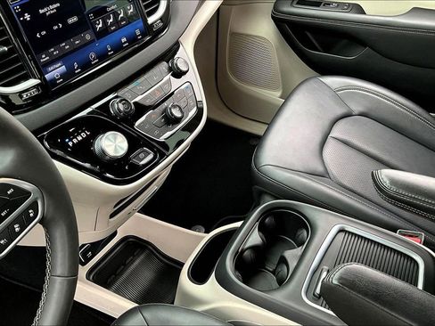 Used 2024 Chrysler Pacifica Touring-L image 16