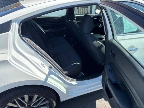 Used 2025 Nissan Altima 2.5 SV FWD image 9