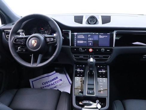 Certified 2025 Porsche Macan AWD/4WD image 10