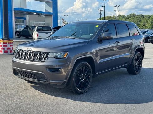 Used 2017 Jeep Grand Cherokee Altitude AWD/4WD image 7