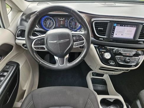 Used 2022 Chrysler Voyager LX FWD image 13