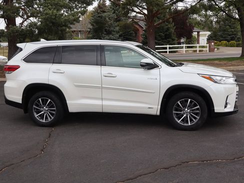 Used 2017 Toyota Highlander XLE AWD/4WD image 3