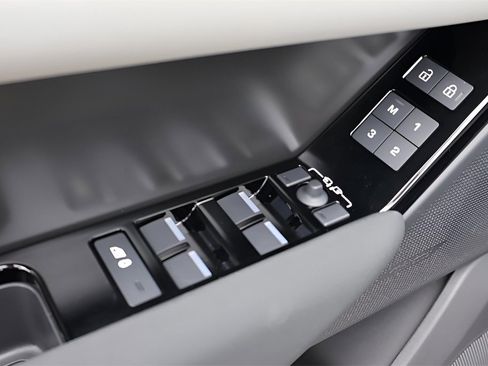 Used 2025 Land Rover Range Rover Velar Dynamic SE image 10