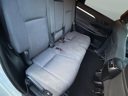 Used 2019 Toyota Highlander LE image 31