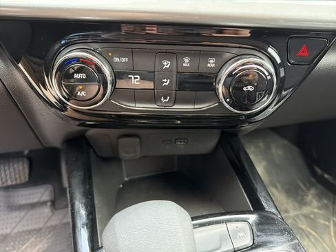 Used 2025 Chevrolet Trax LT FWD image 22