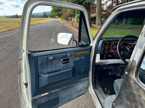 Used 1990 Chevrolet Suburban 2WD image 29
