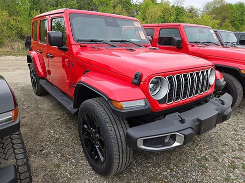 Used 2025 Jeep Wrangler Unlimited Sahara AWD/4WD image 3