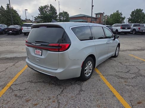 Used 2024 Chrysler Pacifica Touring-L FWD image 5