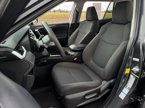 Used 2022 Toyota RAV4 LE AWD/4WD image 9