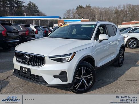 Certified 2025 Volvo XC40 B5 Core image 1