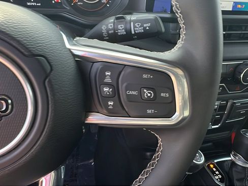 Used 2025 Jeep Wrangler Sahara image 27