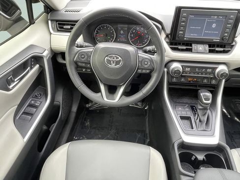 Used 2020 Toyota RAV4 XLE Premium image 21