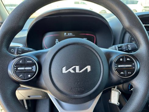 Used 2025 Kia Soul LX w/ LX Technology Package FWD image 25
