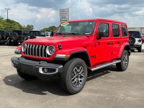 Used 2025 Jeep Wrangler Unlimited Sahara AWD/4WD image 3