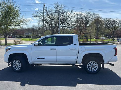 Used 2024 Toyota Tacoma SR5 AWD/4WD image 13