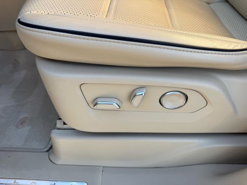 Used 2024 Cadillac Escalade ESV Premium Luxury image 20