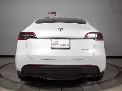 Used 2024 Tesla Model Y Long Range AWD/4WD image 5