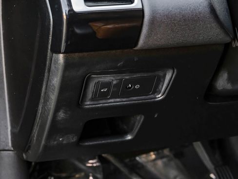 Used 2017 Land Rover Discovery HSE image 32