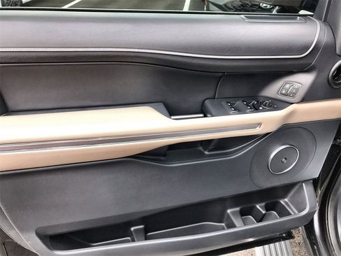 Used 2022 Ford Expedition Limited image 13