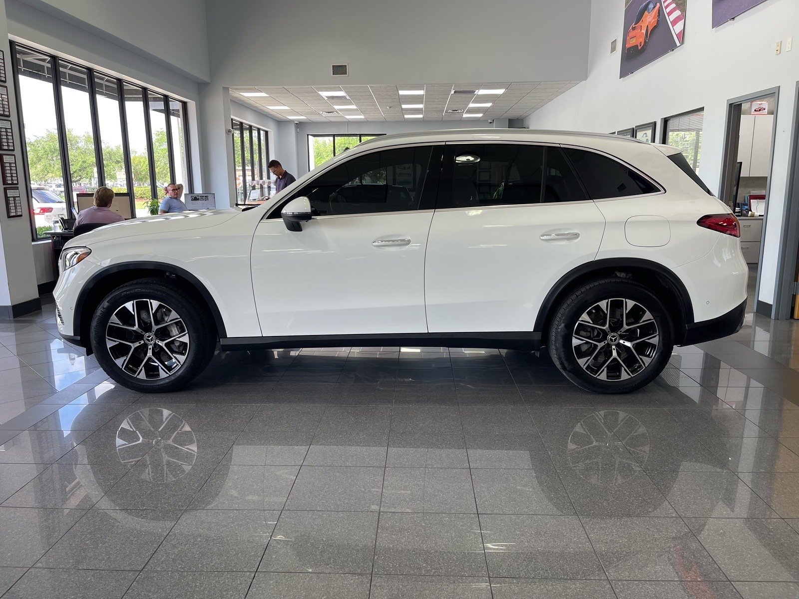 Used 2025 Mercedes-Benz GLC 350e 4MATIC image 2
