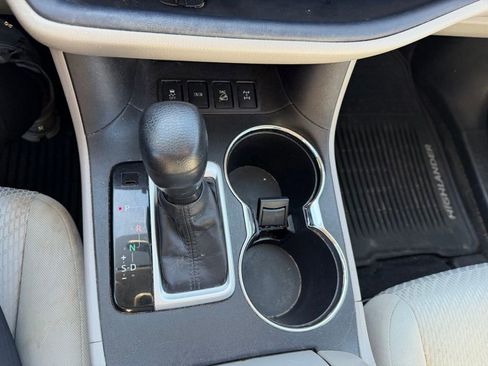 Used 2016 Toyota Highlander LE image 19