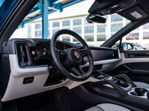 Certified 2025 Porsche Cayenne AWD/4WD image 4