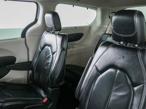 Used 2022 Chrysler Pacifica Touring-L FWD image 24
