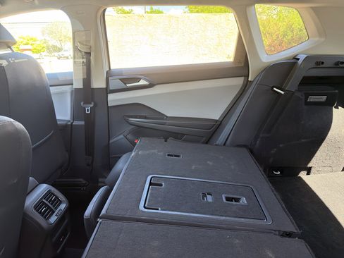 Used 2024 Volkswagen Taos SE FWD image 3