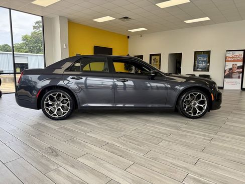 Used 2018 Chrysler 300 S w/ 300S Premium Group RWD image 5