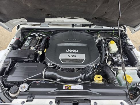 Used 2015 Jeep Wrangler Unlimited Sahara w/ Connectivity Group AWD/4WD image 35