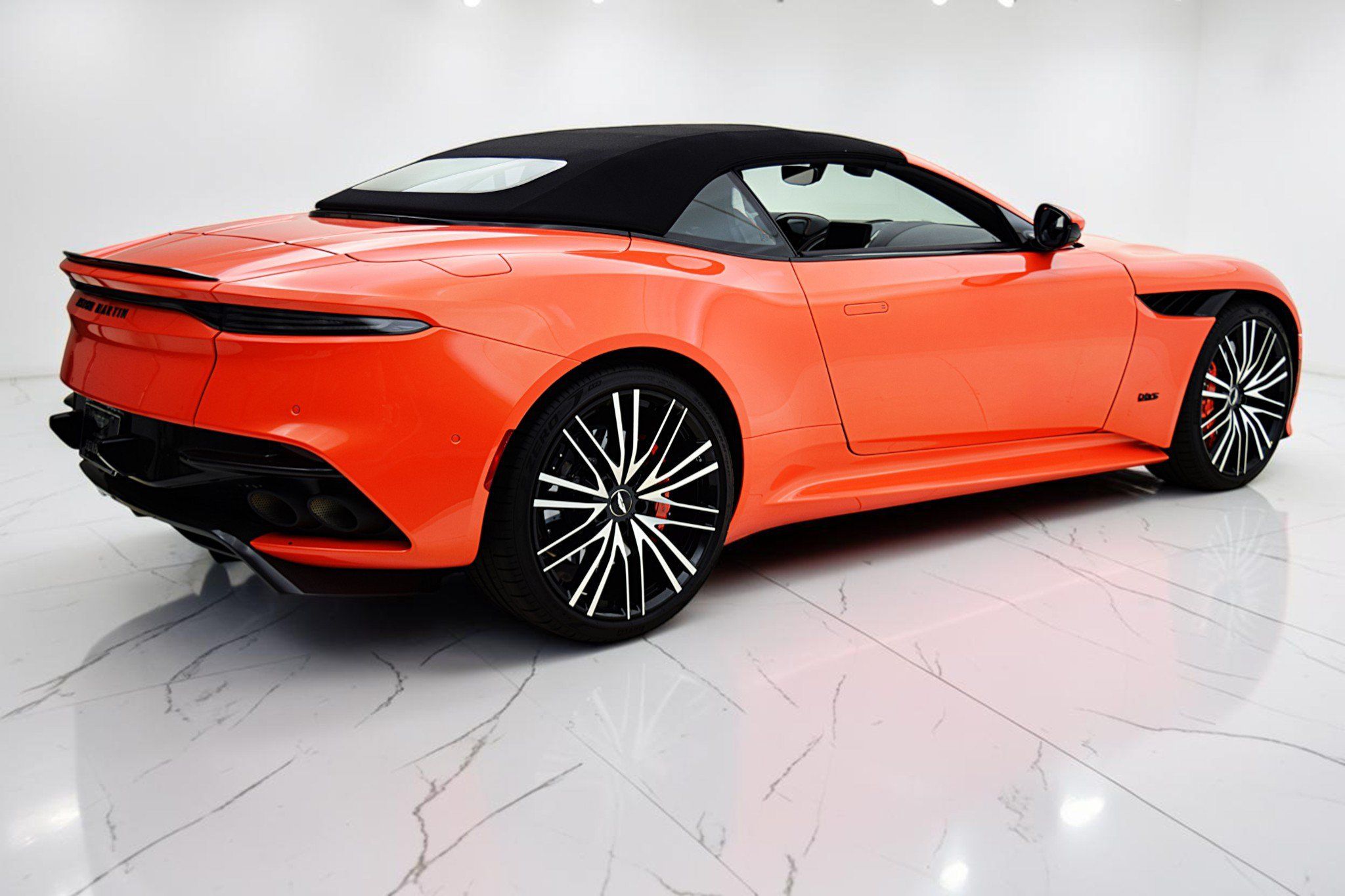 Used 2023 Aston Martin DBS Superleggera Volante RWD image 22