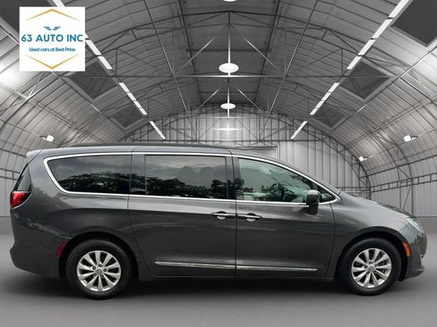 Used 2017 Chrysler Pacifica Touring-L FWD image 6
