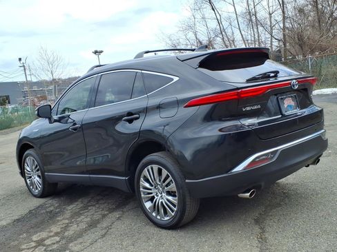 Certified 2021 Toyota Venza XLE image 4