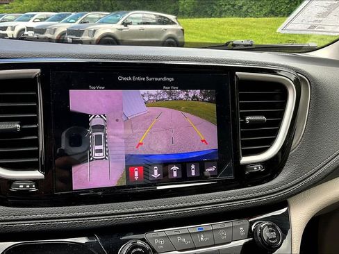 Used 2021 Chrysler Pacifica Touring-L w/ Uconnect Theater Family Group AWD/4WD image 12